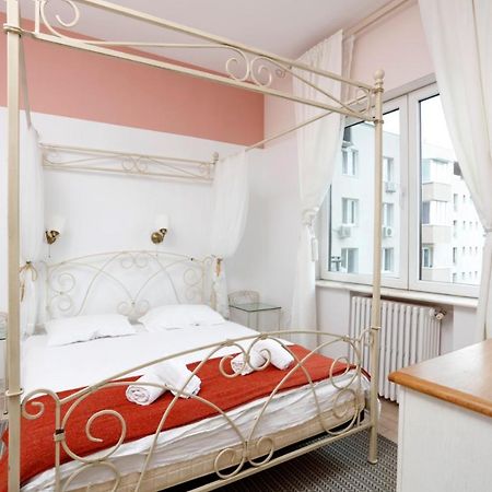 Classy 2 Bedroom Apartment In City Center Бухарест Экстерьер фото